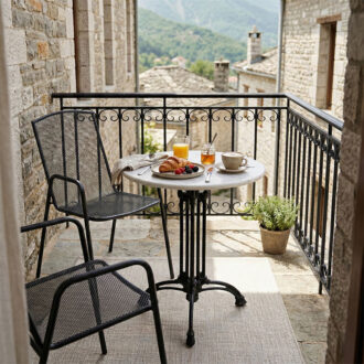 Alternative view of Τραπέζι μαρμάρινο Bastile pakoworld μαντέμι σε λευκή-μαύρη απόχρωση Φ60x71.8εκ